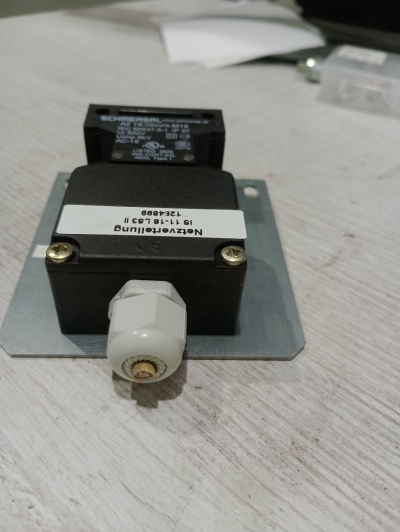 Schmersal AZ 16-02zvrk-M16 - limit switch